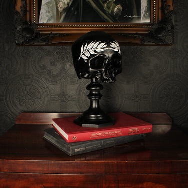 Eunicia Laurel Skull Plinth